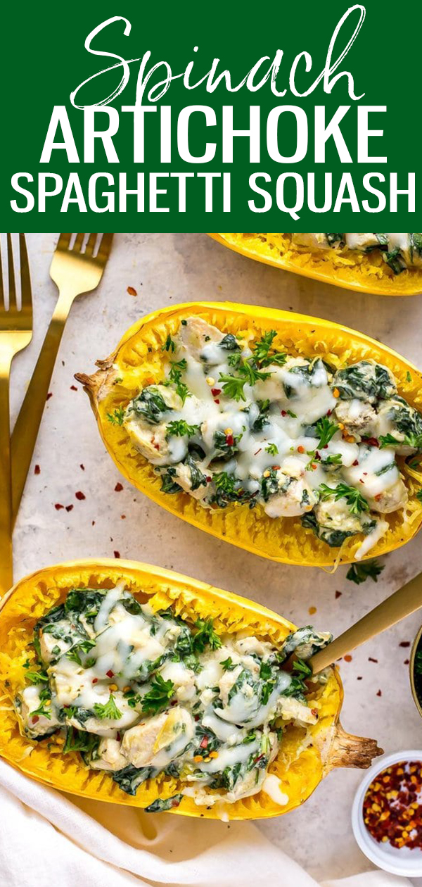 Esses frascos de abóbora com espaguete de frango, espinafre e alcachofra são um jantar delicioso e com pouco carboidrato, que tem o sabor de um molho cremoso de espinafre e alcachofra - mais saudável com queijo de cabra! #spaghettisquash #spinachandartichoke