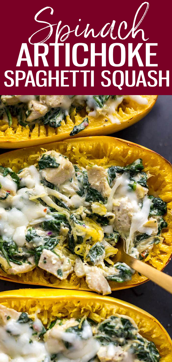 Esses frascos de abóbora com espaguete de frango, espinafre e alcachofra são um jantar delicioso e com pouco carboidrato, que tem o sabor de um molho cremoso de espinafre e alcachofra - mais saudável com queijo de cabra! #spaghettisquash #spinachandartichoke