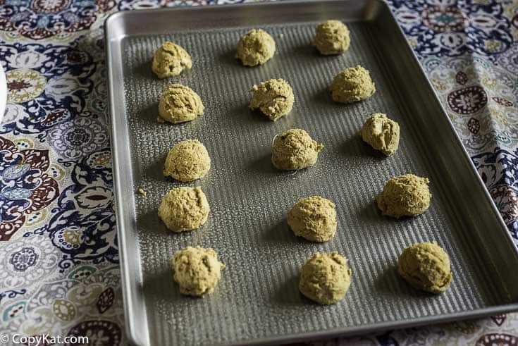 massa de biscoito de gengibre em uma assadeira