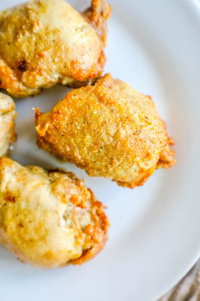 Imagem de coxa de frango frito ao ar com tempero crocante no prato 