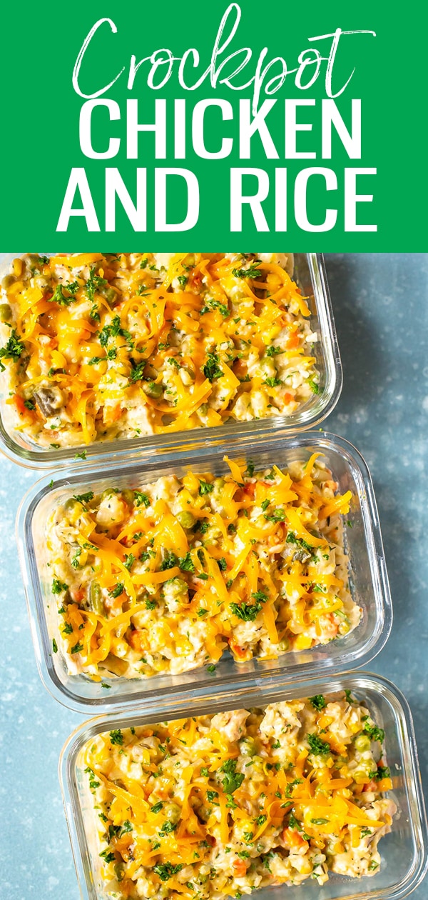 O mais cremoso frango e arroz da panela de barro é tão fácil de fazer em seu fogão lento, e não é necessária nenhuma lata de sopa! Basta adicionar legumes congelados, creme de leite e queijo. #crockpot #chickenandrice