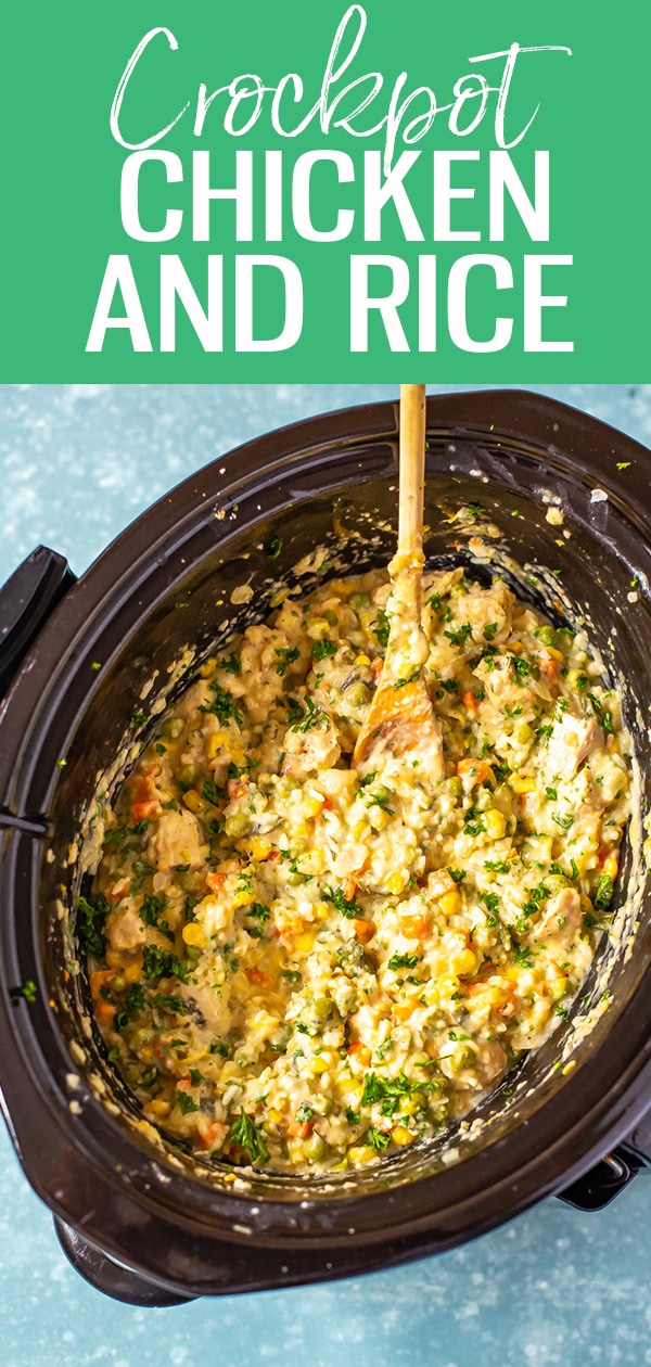 O mais cremoso frango e arroz da panela de barro é tão fácil de fazer em seu fogão lento, e não é necessária nenhuma lata de sopa! Basta adicionar legumes congelados, creme de leite e queijo. #crockpot #chickenandrice