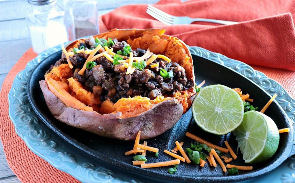 Batatas rellenas picante Tex-Mex con carne molida y frijoles - www.kudoskitchenbyrenee.com