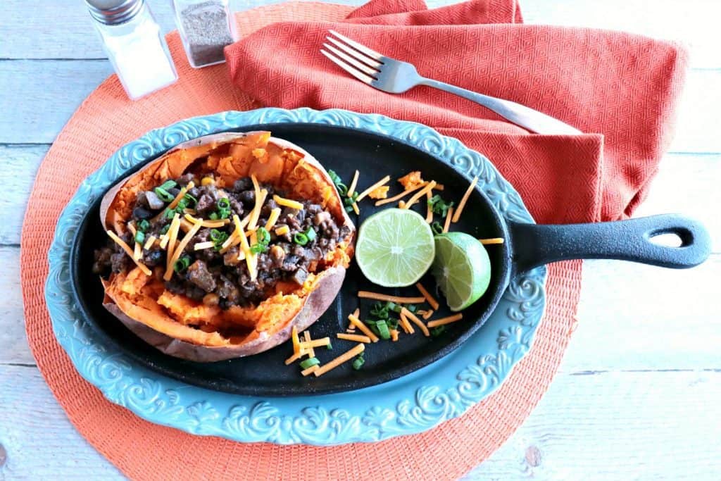 Batatas rellenas picante Tex-Mex con carne molida y frijoles - www.kudoskitchenbyrenee.com