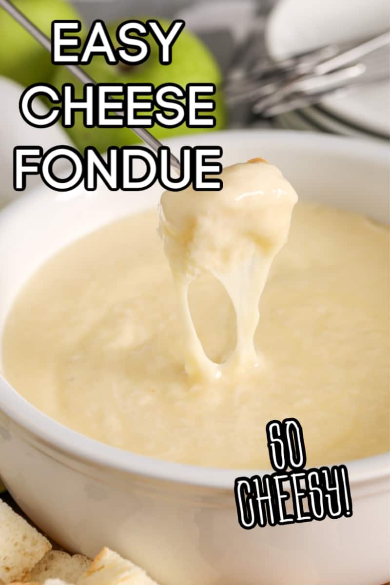 Mergulhe o pão no fondue de queijo.