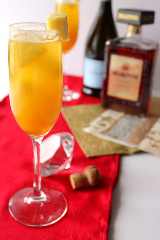 Comemore qualquer ocasião com este cocktail de estátua de ouro Prosecco. É um prêmio altamente cobiçado em muitos círculos sociais. Kkkkk