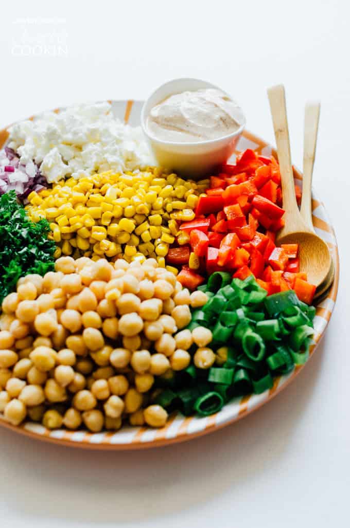 Plato con maíz dulce, garbanzos y verduras para hacer ensalada de maíz dulce y garbanzos