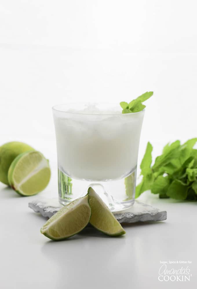 Mojitos de ron de coco en un vaso con rodajas de limón.
