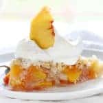 A fatia perfeita de torta de pêssego com chantilly e guarnição de pêssego!