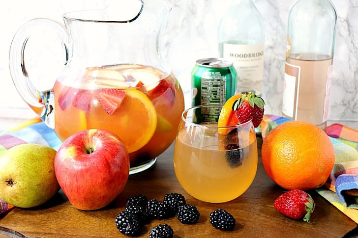 Blackberry Sangria Spritzer es ligero y refrescante. Es lo perfecto para servir durante todo el año cuando organizas una reunión o fiesta. Blackberry Sangria Spritzer es ligero y refrescante. Es lo perfecto para servir durante todo el año cuando organizas una reunión o fiesta.