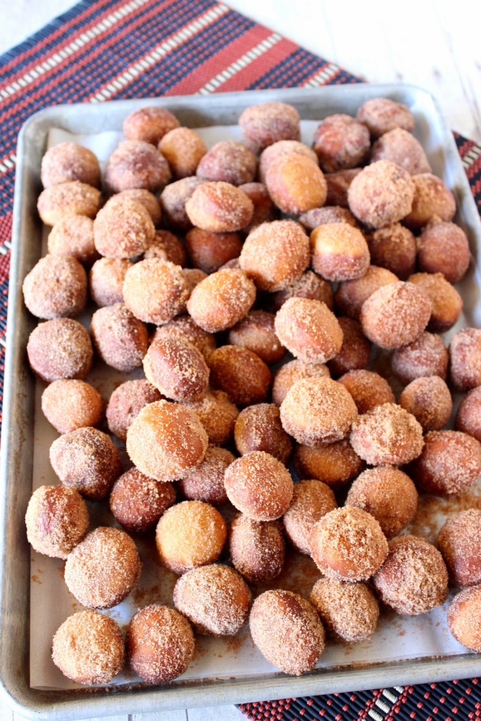 Buracos de rosca de cidra de maçã são um deleite sazonal que você nunca vai vencer. Estas rosquinhas e travesseiros de levedura macios estão perfeitamente vestidos com um revestimento irresistível de açúcar e canela.
