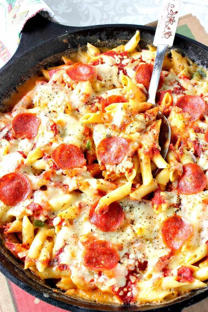 Foto do close-up de macarrão e queijo de pizza de calabresa com uma colher.