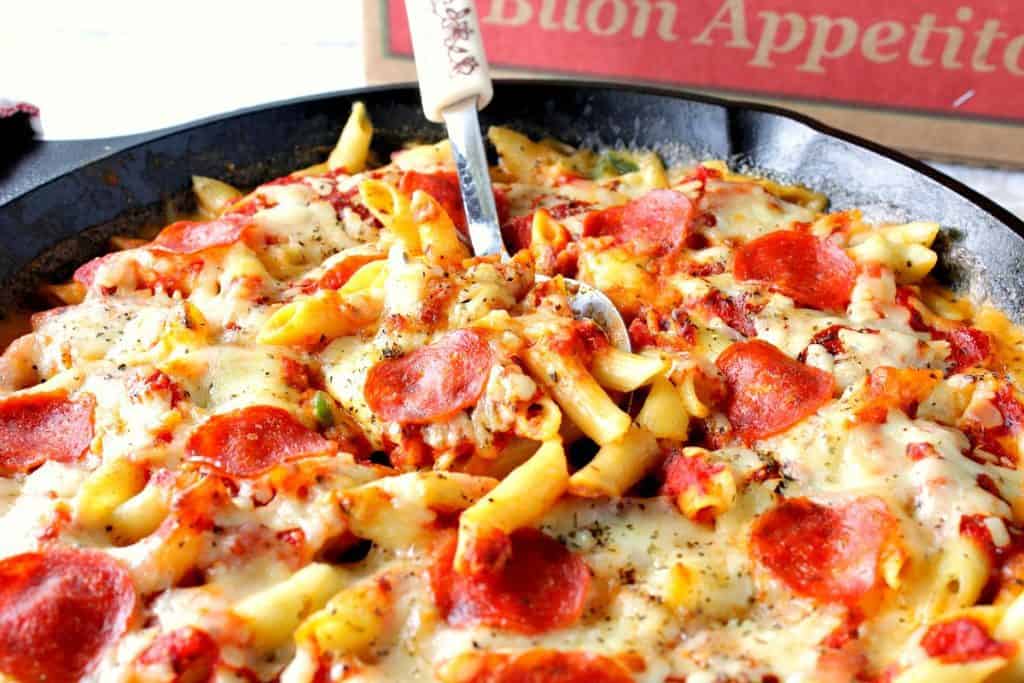 Pepperoni Pizza Macarrão e queijo com uma caixa de pizza e uma colher.