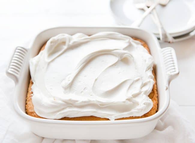 Pastel blanco con crema de mantequilla blanca