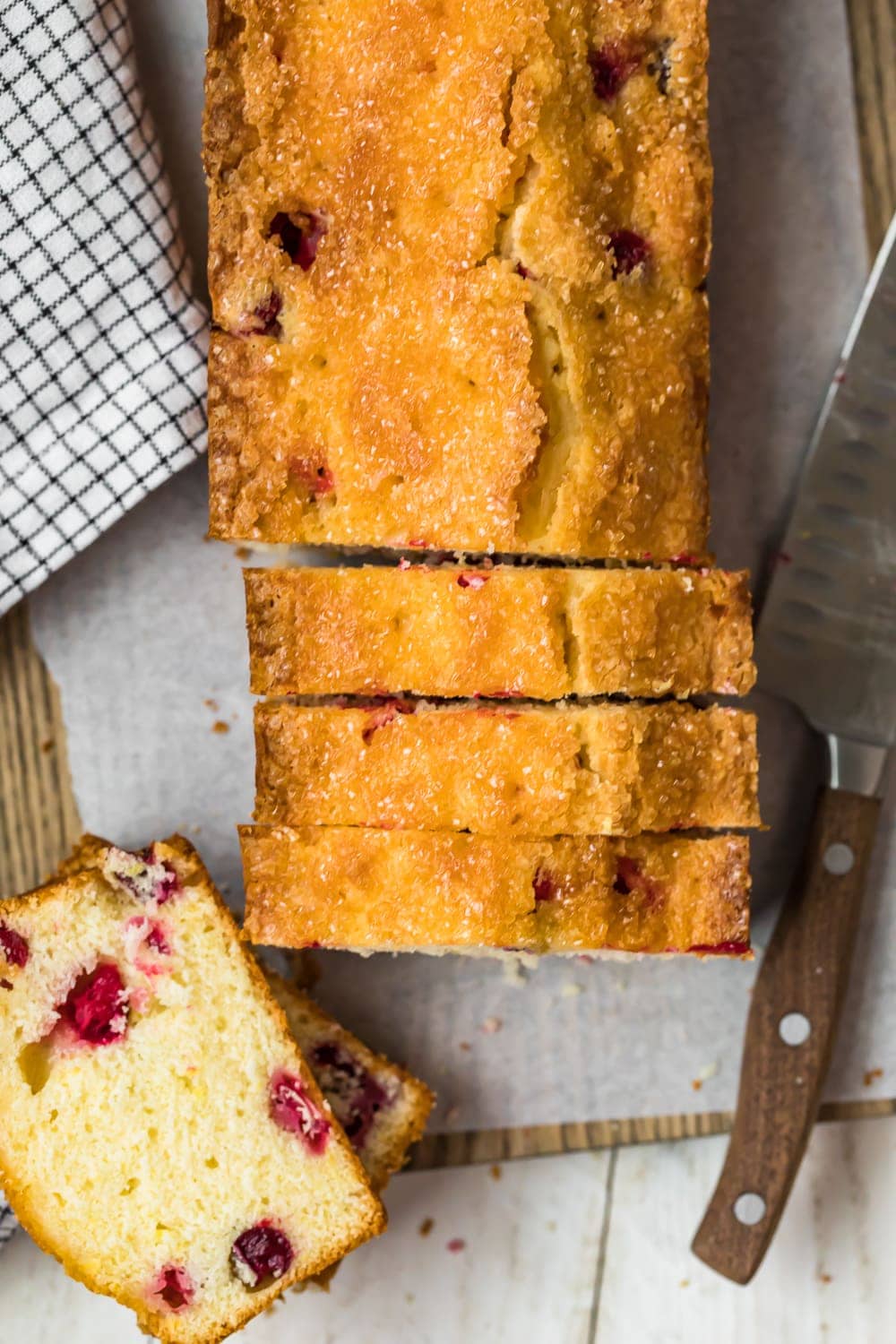 Fatias de pão com cobertura de cranberry e limão