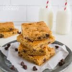 Um brownie e um biscoito combinam-se em doce harmonia para criar esses Blondies macios, chewy e deliciosos com manteiga de amendoim e pedaços de chocolate.