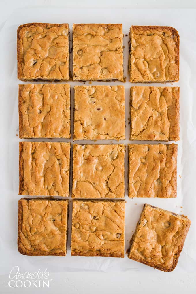 Se você é fã de nozes em seus brownies ou biscoitos, pode facilmente adicionar nozes ou nozes picadas nesta receita de Chocolate Chip Blondies.