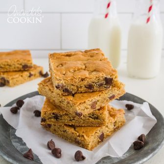 Um brownie e um biscoito combinam-se em doce harmonia para criar esses Blondies macios, chewy e deliciosos com manteiga de amendoim e pedaços de chocolate.