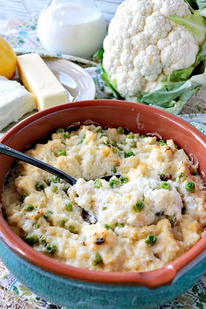 A caçarola de couve-flor e o purê de queijo são misturados com creme de queijo, manteiga, creme, alho e molho de rábano, para um zíper extra de sabor! - kudoskitchenbyrenee.com