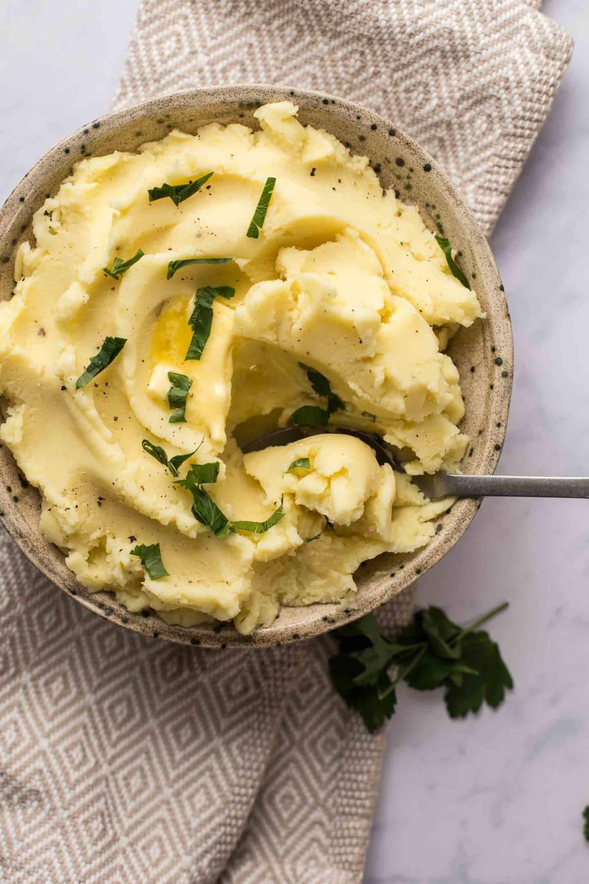 tigela de purê de batatas com manteiga