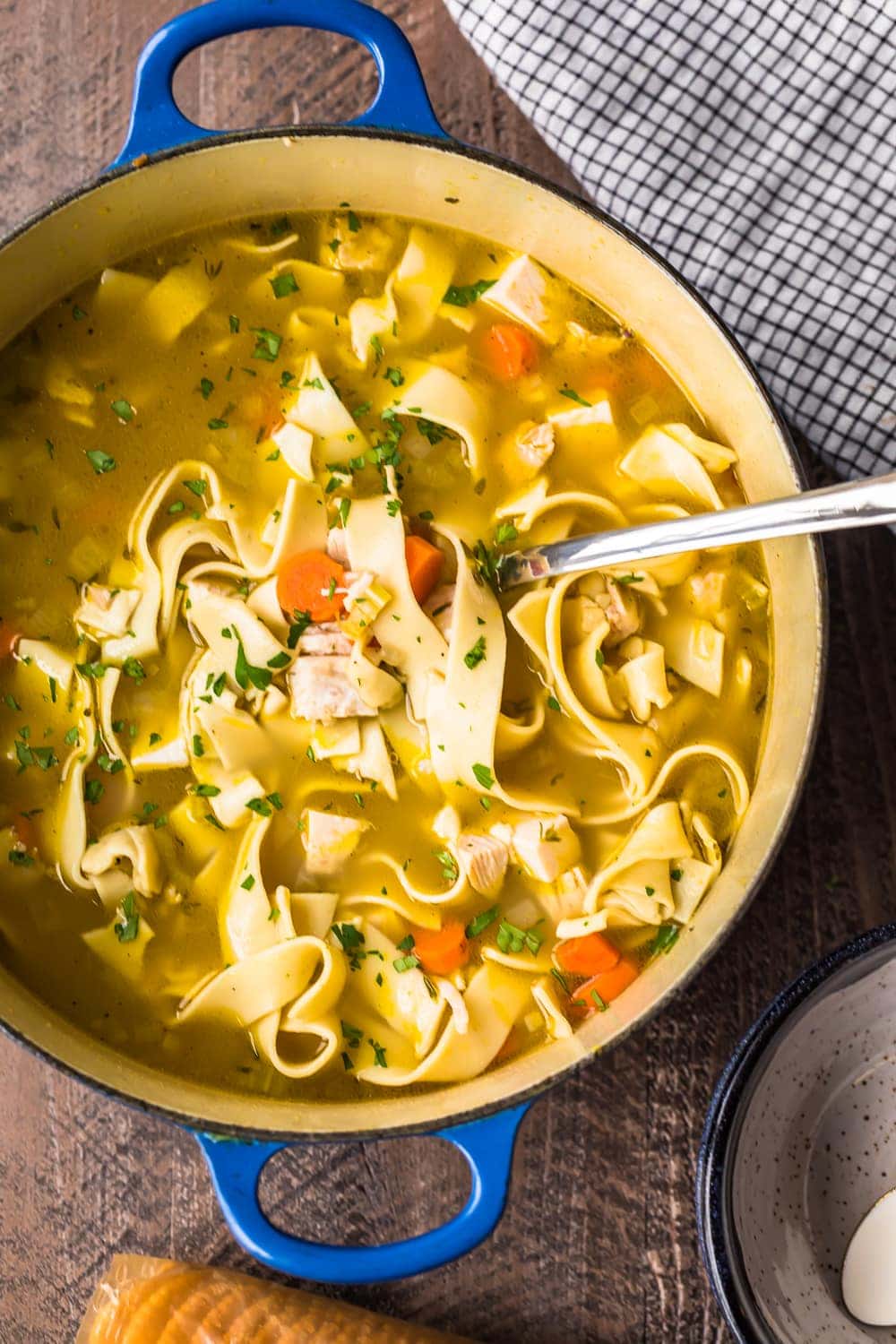 sopa de macarrão de peru em forno holandês
