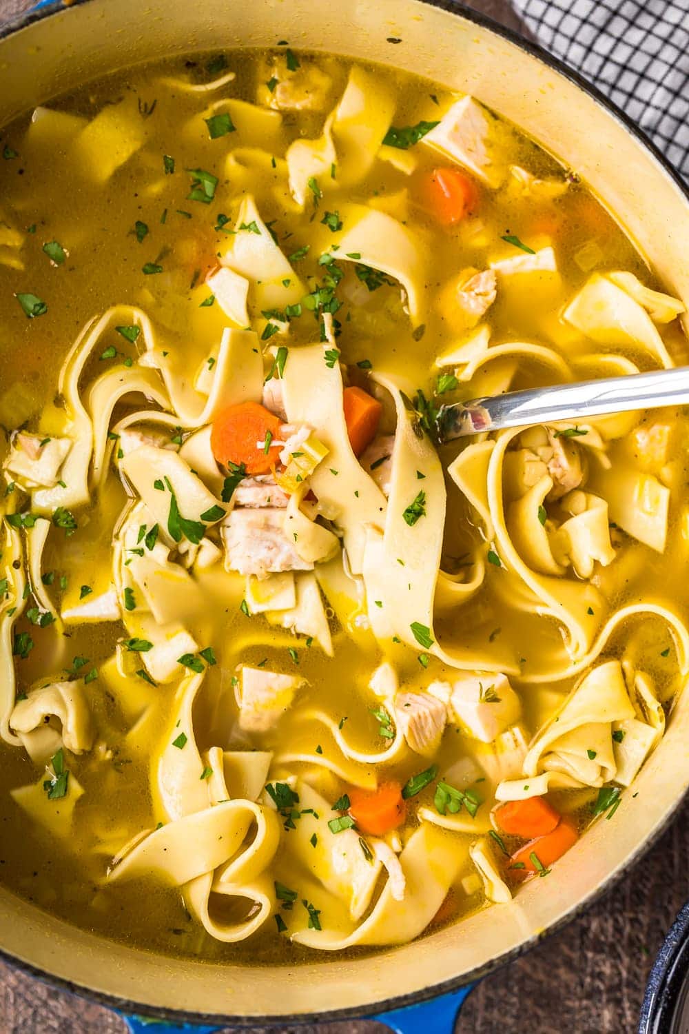 Close-up de uma colher na sopa