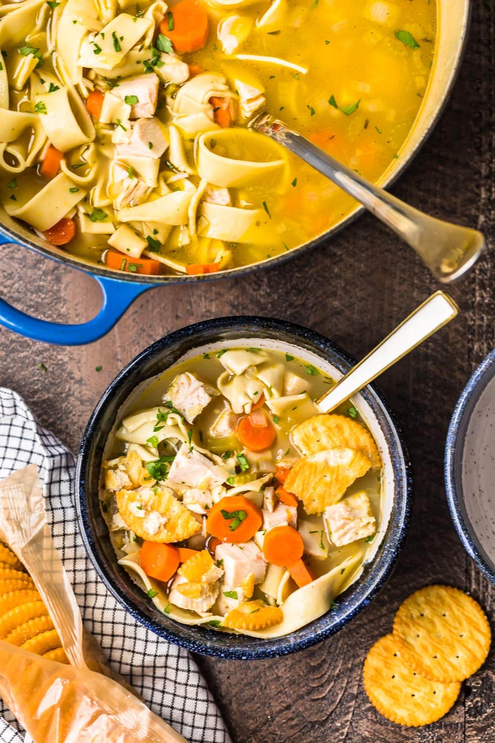 sopa de macarrão de peru em tigela pronta para comer