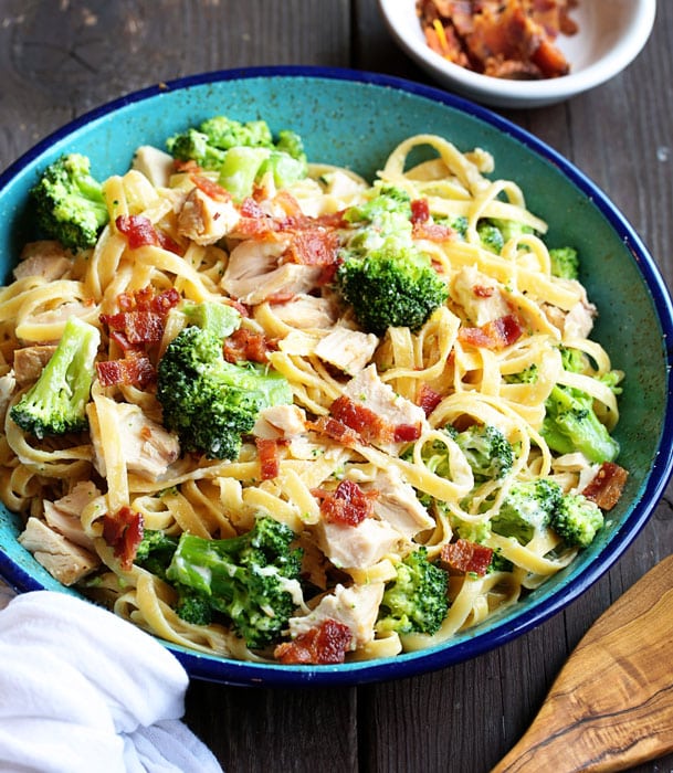 Fettuccine de pollo fácil Alfredo con tocino