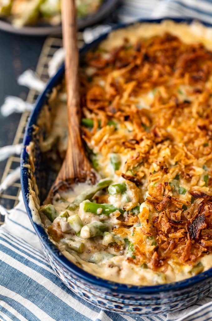 Cazuela hecha con judías verdes frescas, leche, crema de champiñones y crujientes cebollas fritas