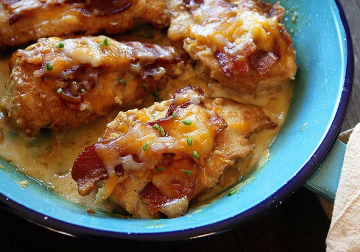 Pollo con tocino y queso