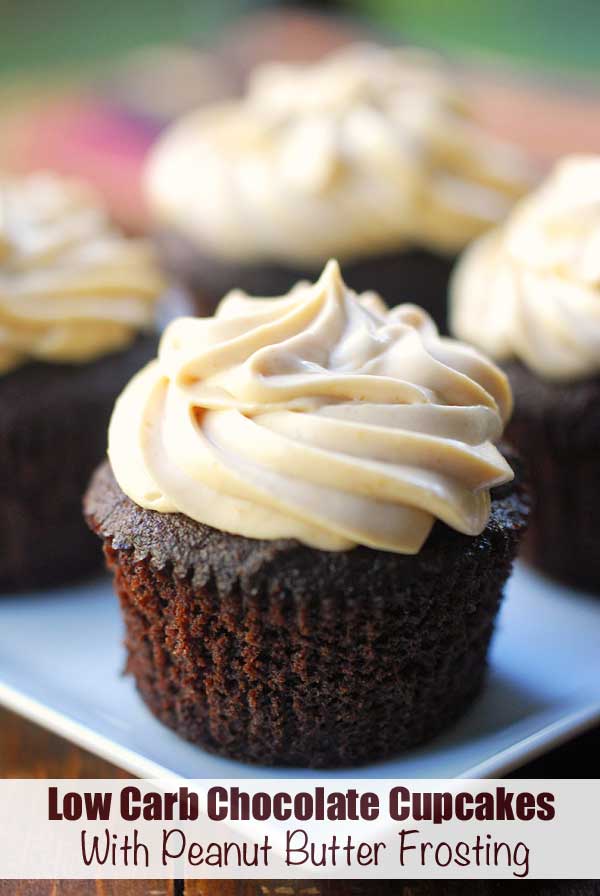 Muffins de Chocolate Keto com Cobertura de Manteiga de Amendoim
