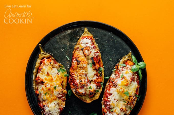 Fazer este parmesão de berinjela assado recheado é muito simples. Você simplesmente marca a berinjela e retira o interior. Jogue-os em uma panela com alguns tomates e temperos para que os sabores se conheçam e depois coloque-os em cascas de berinjela ocas.