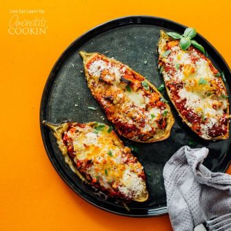 Esta versão divertida do berinjela parmesão leva todo o prazer desta receita clássica e a coloca na pele da berinjela, tornando-a uma receita divertida com pouca limpeza! 