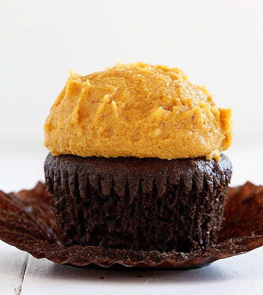 O cupcake de chocolate perfeito com creme de manteiga e abóbora!