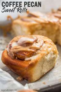 Pão fresco, cheio de café, nozes e açúcar, esses bolos doces de nozes são um delicioso começo para o dia. #sugarsaltmagic #sweetrolls #cinnamonrolls