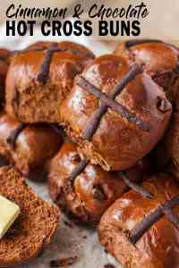 Fazer bolos transversais quentes é incrivelmente fácil com esta receita de bolos transversais de chocolate quente. Cheia de pedaços de chocolate e cacau na massa, sua família estará de volta para mais.