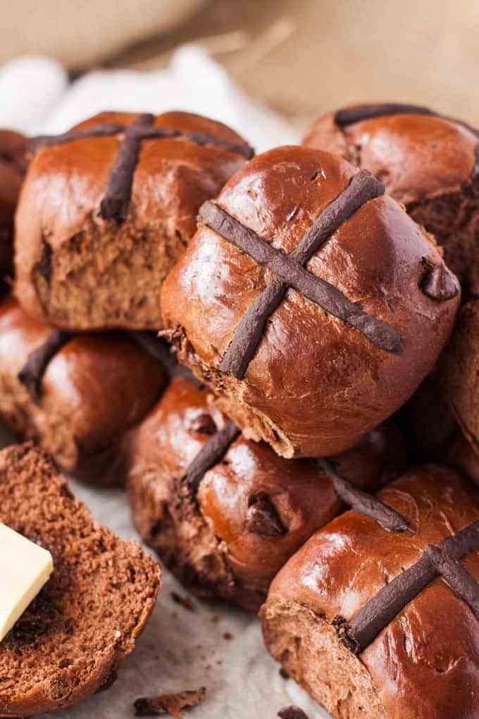 Fazer bolos transversais quentes é incrivelmente fácil com esta receita de bolos transversais de chocolate quente. Cheia de pedaços de chocolate e cacau na massa, sua família estará de volta para mais. 