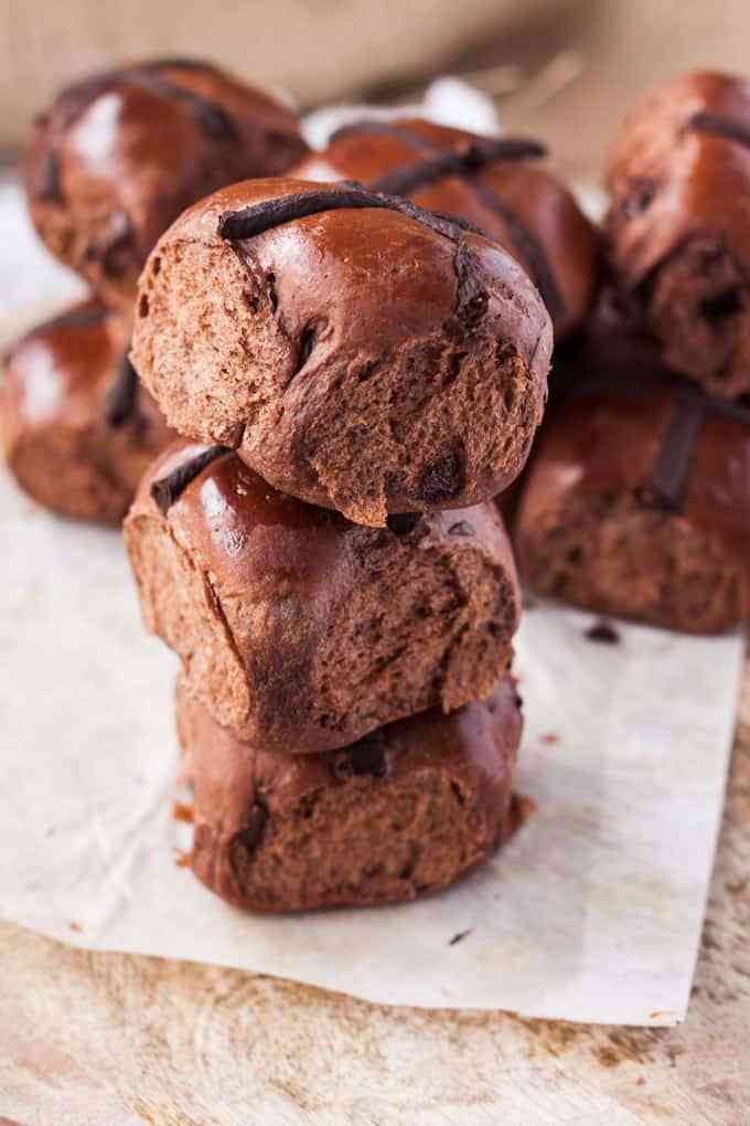 Fazer bolos transversais quentes é incrivelmente fácil com esta receita de bolos transversais de chocolate quente. Cheia de pedaços de chocolate e cacau na massa, sua família estará de volta para mais. 