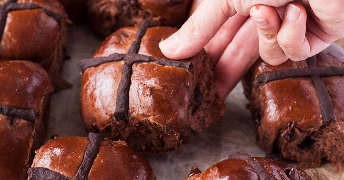 Fazer bolos transversais quentes é incrivelmente fácil com esta receita de bolos transversais de chocolate quente. Cheia de pedaços de chocolate e cacau na massa, sua família estará de volta para mais.