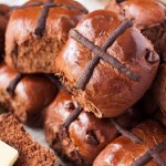 Fazer bolos transversais quentes é incrivelmente fácil com esta receita de bolos transversais de chocolate quente. Cheia de pedaços de chocolate e cacau na massa, sua família estará de volta para mais.