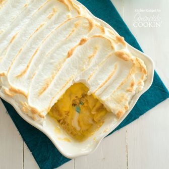 Prepare este pudim de banana caseiro fácil com um recheio de merengue e pudim a partir do zero. Com bolachas de baunilha e bananas fatiadas, esta receita caseira de pudim de banana certamente será um sucesso!