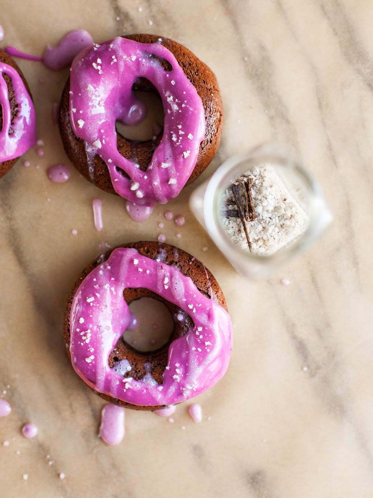 Donuts de chocolate com cobertura de cereja Cheesecake (sem glúten, sem grãos)