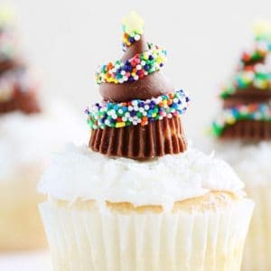 Criei um tutorial em vídeo sobre como juntar essas pequenas árvores adoráveis ​​da Hershey's Kisses & Reese's Peanut Butter Cup!