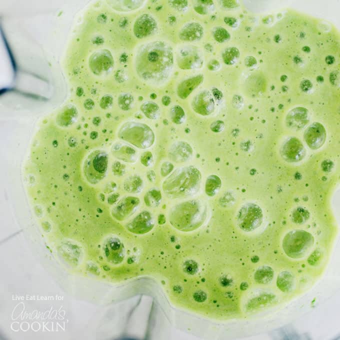Este batido tropical de pepino contiene frutas y verduras de hoja verde, lo que lo alimentará para su día (sin el sabor de un batido verde típico). #tropical #smoothierecipes #tropicalsmoothie # pepino #healthysmoothie #greensmoothie #breakfast #breakfastsmoothie batido de pepino en la licuadora