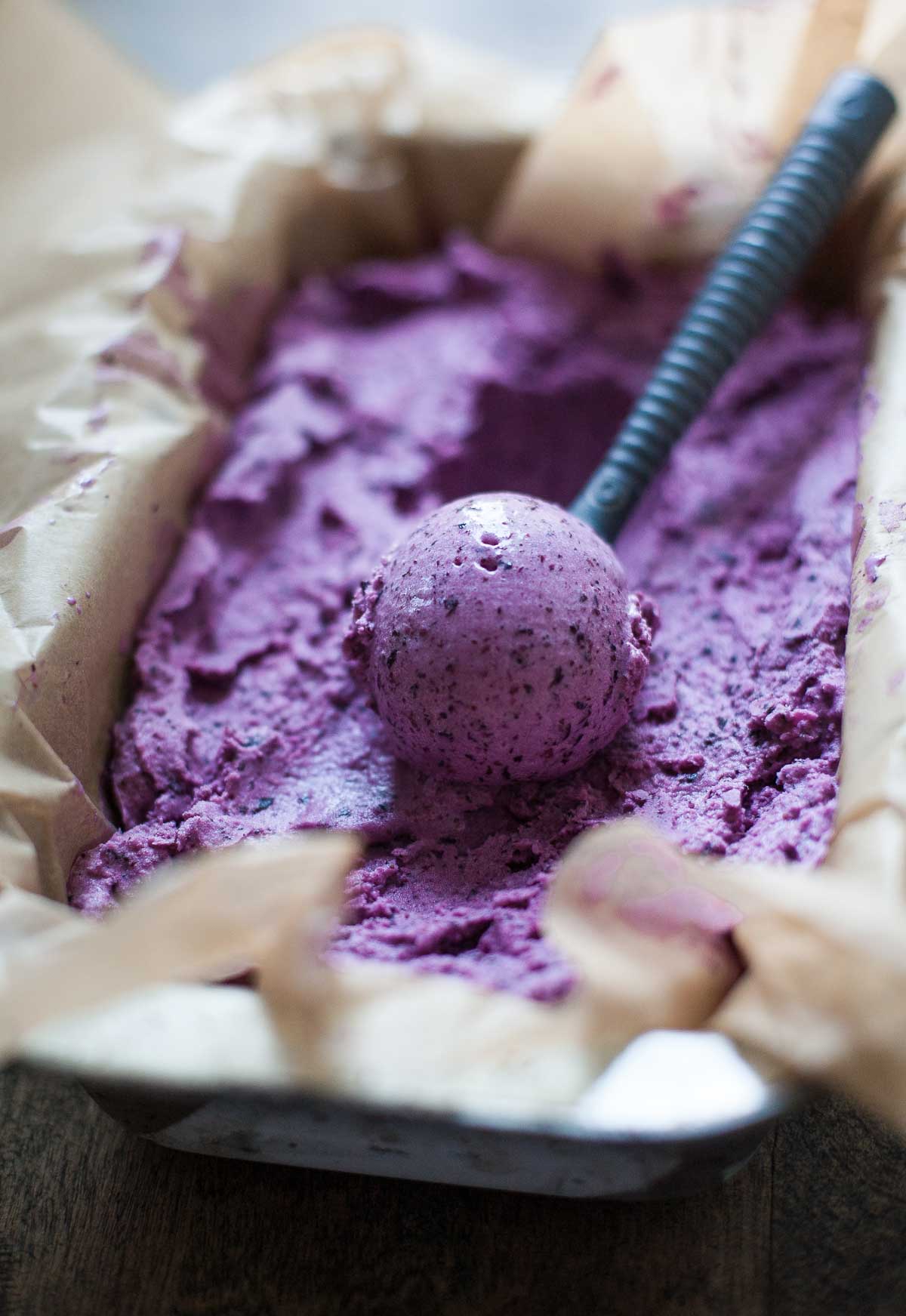 Sorvete de soro de mirtilo | Acalculatedwhisk.com @ beckywink