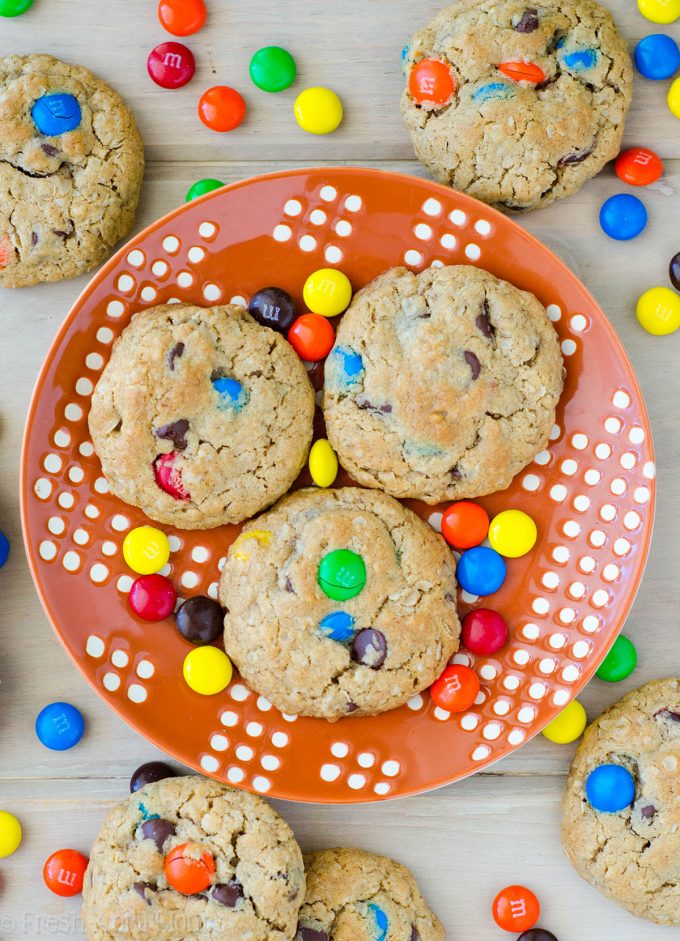 Monster Cookies: biscoitos de aveia com manteiga de amendoim, rápidos e fáceis, recheados com lascas de chocolate emm; em.