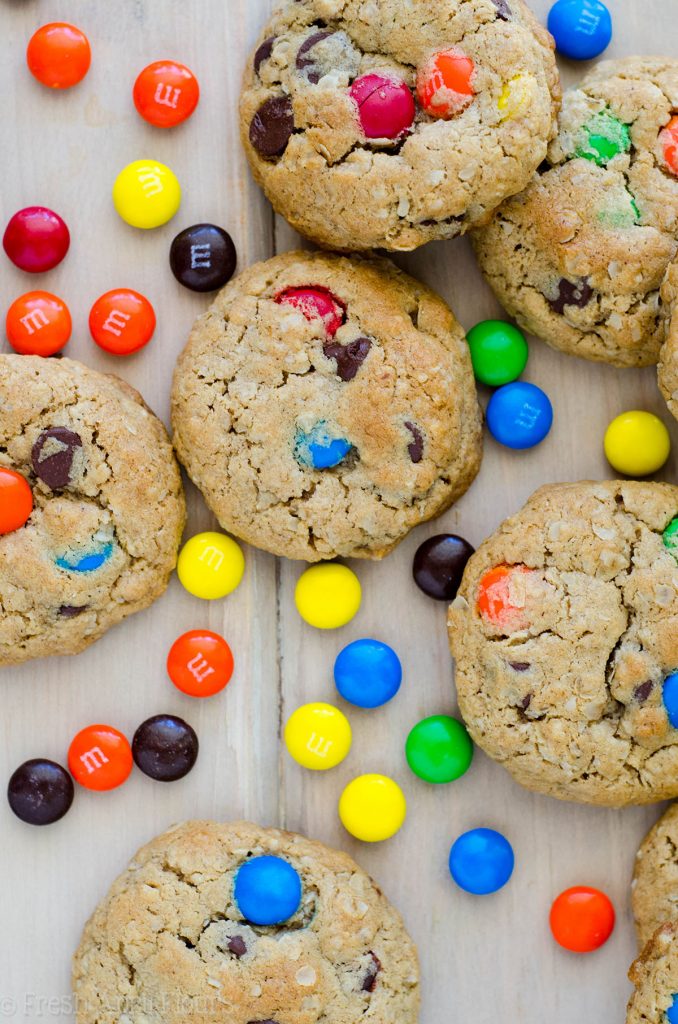 Monster Cookies: biscoitos de aveia com manteiga de amendoim, rápidos e fáceis, recheados com lascas de chocolate emm; em.