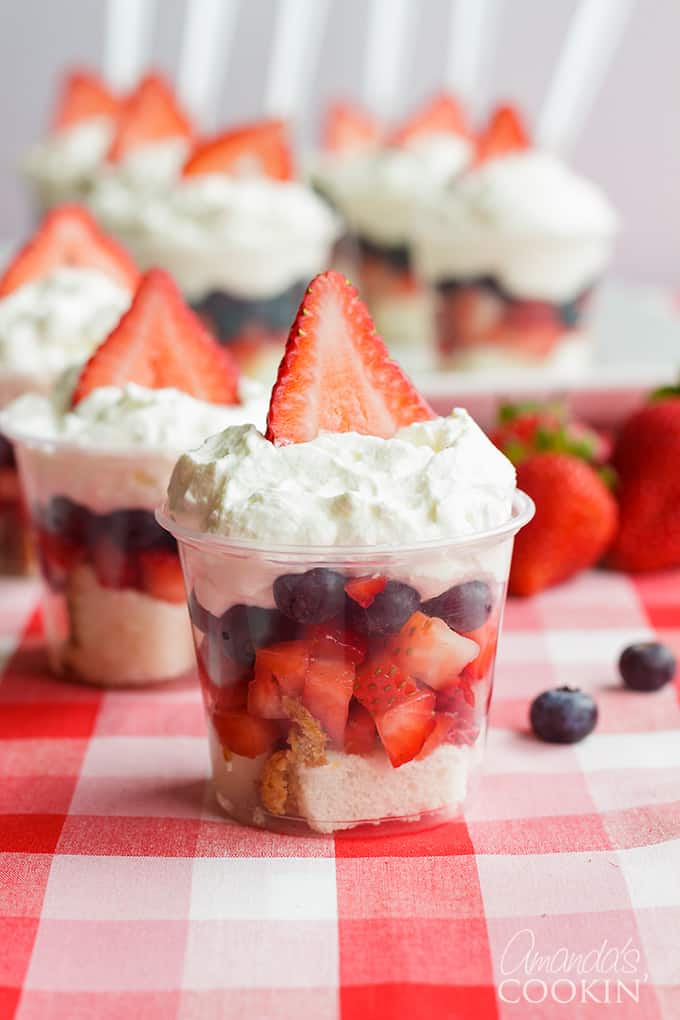 mini tazas de tarta de fresas y arándanos