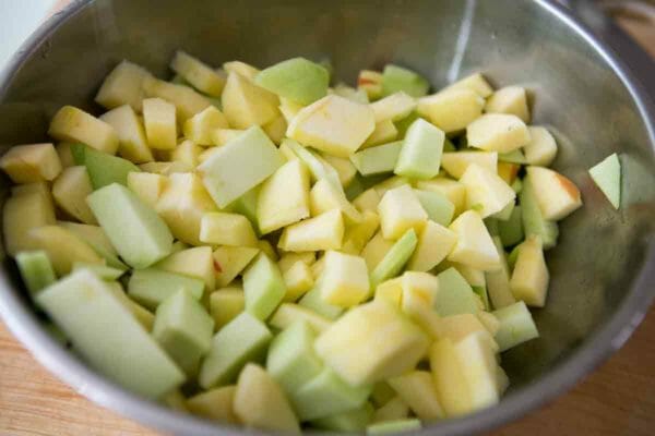 preparar maçãs para sapateiro de maçã