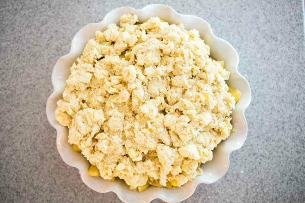 Top maçãs com massa para facilitar a torta de maçã